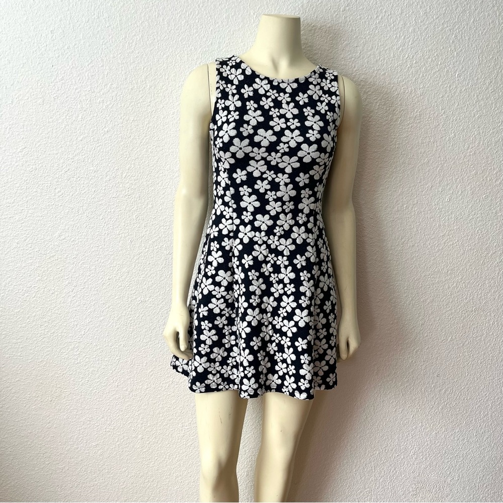 H&M Divided black, white floral Daisy Pattern sleeveless fit and flare dress 6